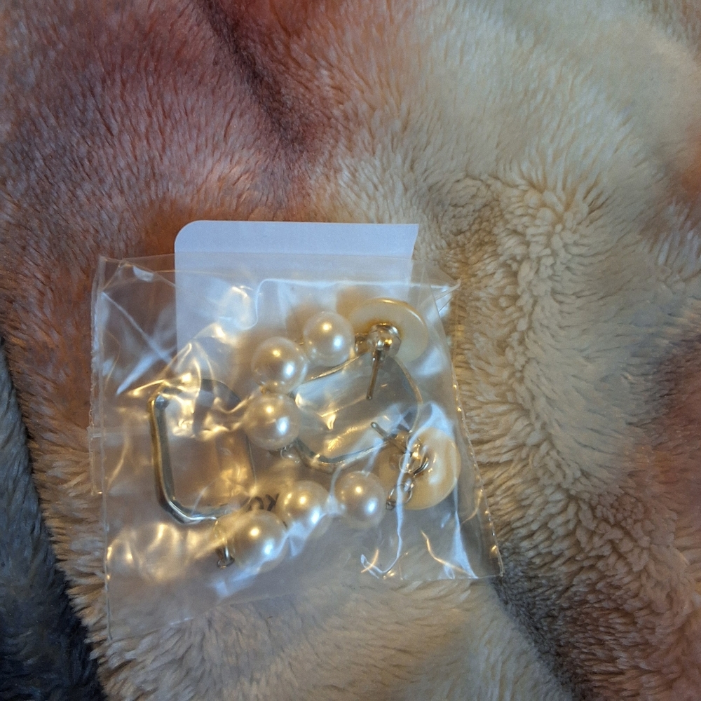 NWOT PEARL EARRINGS WITH CLEAR STONE